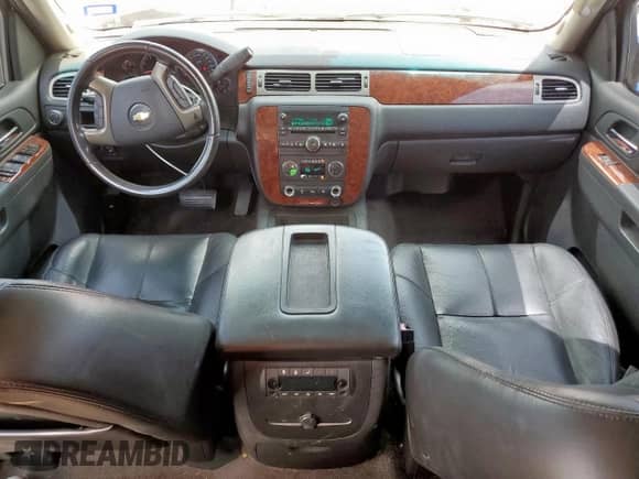 2011 Chevrolet Suburban LT z VIN 1GNSCJE02BR129006, wystawiony jako Copart lot #59472455 z przebiegiem 216 817 mil mil oraz Szkoda całkowita • Salvage title. Historia ofert i sprzedaży dostępna na DreamBid. Obrazek 8.