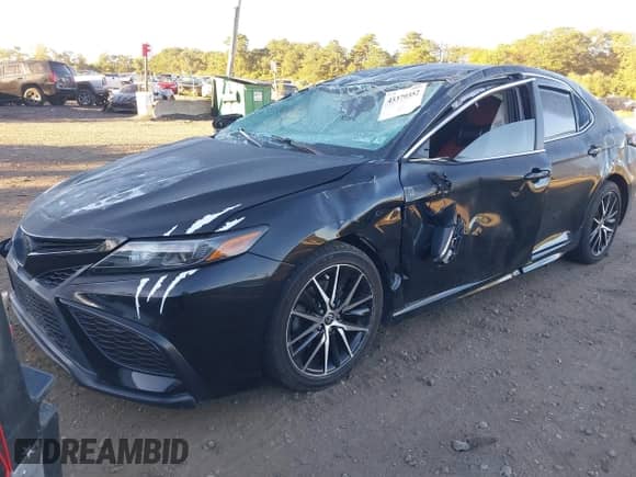 2022 Toyota Camry SE z VIN 4T1G11AK2NU663339, wystawiony jako IAAI lot #43379352 z przebiegiem 69 383 mil mil oraz . Historia ofert i sprzedaży dostępna na DreamBid. Obrazek 2.