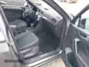 2024 Volkswagen Tiguan SE R-Line Black с VIN 3VV8B7AX1RM181025, выставлен на аукционе IAAI как лот 42131070 с пробегом 5 497 миль миль и . История ставок и продаж доступна на DreamBid. Изображение 5.