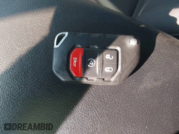 2022 Jeep Wrangler Unlimited Willys z VIN 1C4HJXDM9NW226080, wystawiony jako IAAI lot #43119592 z przebiegiem 59 039 mil mil oraz . Historia ofert i sprzedaży dostępna na DreamBid. Obrazek 11.