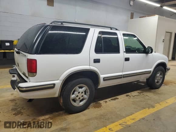 1998 Chevrolet Blazer LT z VIN 1GNDT13W5W2158448, wystawiony jako Copart lot #51223255 z przebiegiem 298 952 mil mil oraz Szkoda całkowita • Salvage title. Historia ofert i sprzedaży dostępna na DreamBid. Obrazek 3.