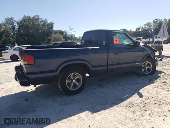 2002 Chevrolet S-10 LS with VIN 1GCCS145X28102414, listed as a Copart auction lot 76543574 with 185,819 mi miles and Salvage title. Bid and sale history available at DreamBid. Image 3.