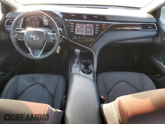 2020 Toyota Camry LE z VIN 4T1C11AK2LU306688, wystawiony jako Copart lot #82510505 z przebiegiem 104 108 mil mil oraz Szkoda całkowita • Salvage title. Historia ofert i sprzedaży dostępna na DreamBid. Obrazek 8.