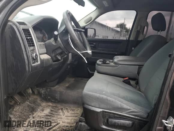 2017 Ram 1500 Tradesman z VIN 1C6RR7FG8HS828072, wystawiony jako Copart lot #61555495 z przebiegiem 164 101 mil mil oraz Szkoda całkowita • Salvage title. Historia ofert i sprzedaży dostępna na DreamBid. Obrazek 7.