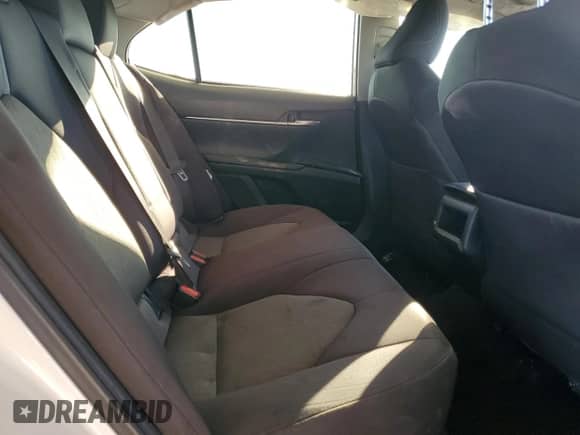 2021 Toyota Camry LE z VIN 4T1C11AK8MU592841, wystawiony jako Copart lot #80347815 z przebiegiem 135 593 mil mil oraz Szkoda całkowita • Salvage title. Historia ofert i sprzedaży dostępna na DreamBid. Obrazek 10.