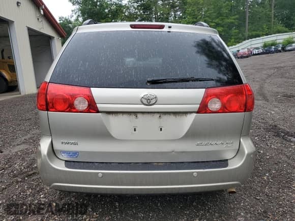 2010 Toyota Sienna XLE with VIN 5TDDK4CC3AS031671, listed as a Copart auction lot 67005405 with 155,177 mi miles and Clean title. Bid and sale history available at DreamBid. Image 6.