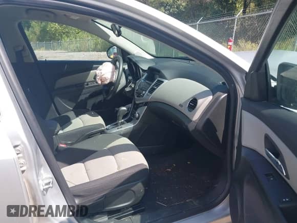 2016 Chevrolet Cruze LS z VIN 1G1PC5SH1G7192531, wystawiony jako IAAI lot #43274753 z przebiegiem 59 423 mil mil oraz . Historia ofert i sprzedaży dostępna na DreamBid. Obrazek 5.