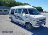 1993 Chevrolet Chevy Van z VIN 1GBEG25K5PF330218, wystawiony jako IAAI lot #42321737 z przebiegiem 203 157 mil mil oraz . Historia ofert i sprzedaży dostępna na DreamBid. Obrazek 1.