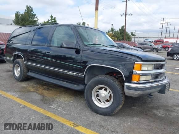 1999 Chevrolet Suburban z VIN 3GNFK16R6XG146089, wystawiony jako IAAI lot #43432599 z przebiegiem 153 966 mil mil oraz . Historia ofert i sprzedaży dostępna na DreamBid. Obrazek 1.