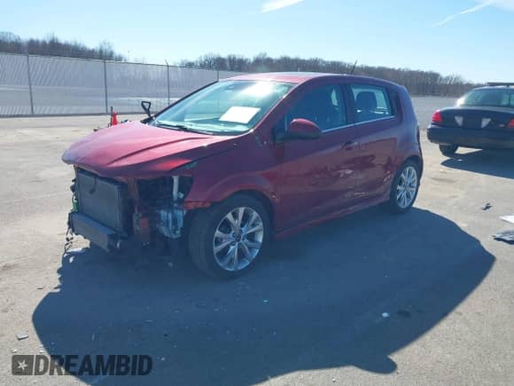 2018 Chevrolet Sonic Premier z VIN 1G1JF6SB0J4116337, wystawiony jako IAAI lot #41684925 z przebiegiem 48 508 mil mil oraz . Historia ofert i sprzedaży dostępna na DreamBid. Obrazek 2.