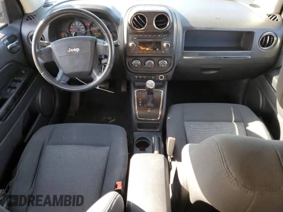 2010 Jeep Compass Sport z VIN 1J4NT1FB3AD641479, wystawiony jako Copart lot #79859594 z przebiegiem 173 768 mil mil oraz Szkoda całkowita • Salvage title. Historia ofert i sprzedaży dostępna na DreamBid. Obrazek 8.