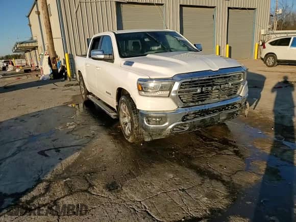 2023 Ram 1500 Laramie z VIN 1C6RREJT3PN608036, wystawiony jako Copart lot #88238575 z przebiegiem Nie podano mil oraz Nie do naprawy • Non repairable. Historia ofert i sprzedaży dostępna na DreamBid. Obrazek 14.