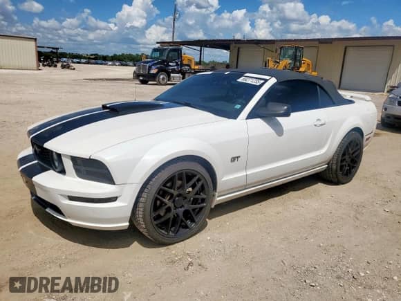 2005 Ford Mustang GT Deluxe z VIN 1ZVHT85H255211280, wystawiony jako Copart lot #69271235 z przebiegiem 109 841 mil mil oraz Czysty tytuł • Clean title. Historia ofert i sprzedaży dostępna na DreamBid. Obrazek 1.