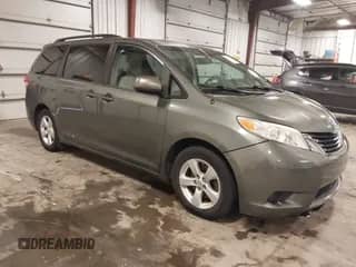 2013 Toyota Sienna LE AAS z VIN 5TDKK3DC4DS382349, wystawiony jako IAAI lot #43329574 z przebiegiem 143 911 mil mil oraz . Historia ofert i sprzedaży dostępna na DreamBid. Obrazek 1.
