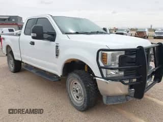 2019 Ford F-250 XL z VIN 1FT7X2B61KEC45063, wystawiony jako IAAI lot #43139776 z przebiegiem 134 983 mil mil oraz . Historia ofert i sprzedaży dostępna na DreamBid. Obrazek 1.