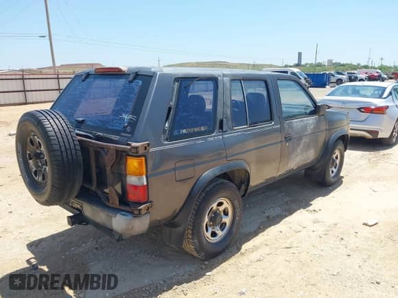 1995 Nissan Pathfinder LE with VIN JN8HD17SXSW032026, listed as a IAAI auction lot 42336333 with 267,008 mi miles and . Bid and sale history available at DreamBid. Image 4.