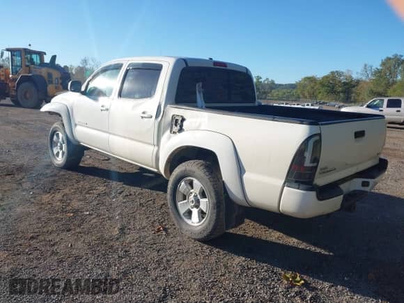 2011 Toyota Tacoma with VIN 3TMLU4EN4BM068685, listed as a IAAI auction lot 43403868 with 175,508 mi miles and . Bid and sale history available at DreamBid. Image 3.