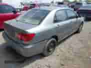 2004 Toyota Corolla CE z VIN 1NXBR32E44Z249209, wystawiony jako IAAI lot #43208727 z przebiegiem 299 999 mil mil oraz . Historia ofert i sprzedaży dostępna na DreamBid. Obrazek 4.