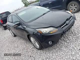 2014 Ford Focus Titanium z VIN 1FADP3N28EL205151, wystawiony jako IAAI lot #43409829 z przebiegiem 126 461 mil mil oraz . Historia ofert i sprzedaży dostępna na DreamBid. Obrazek 1.
