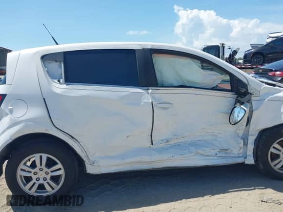 2012 Chevrolet Sonic LT z VIN 1G1JC6SB0C4206096, wystawiony jako IAAI lot #42799234 z przebiegiem 154 255 mil mil oraz . Historia ofert i sprzedaży dostępna na DreamBid. Obrazek 6.