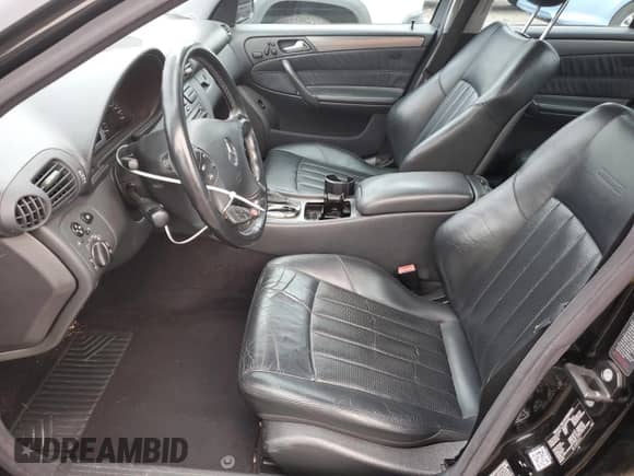 2002 Mercedes-Benz C AMG z VIN WDBRF65J72F251722, wystawiony jako Copart lot #86119614 z przebiegiem 161 762 mil mil oraz Czysty tytuł • Clean title. Historia ofert i sprzedaży dostępna na DreamBid. Obrazek 7.