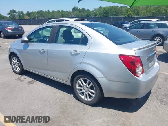 2013 Chevrolet Sonic LT z VIN 1G1JC5SHXD4105177, wystawiony jako IAAI lot #42761148 z przebiegiem 115 134 mil mil oraz . Historia ofert i sprzedaży dostępna na DreamBid. Obrazek 3.