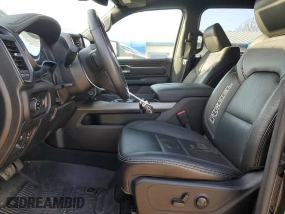 2024 Ram 1500 Rebel z VIN 1C6SRFLT8RN139677, wystawiony jako Copart lot #51425535 z przebiegiem 35 960 mil mil oraz Szkoda całkowita • Salvage title. Historia ofert i sprzedaży dostępna na DreamBid. Obrazek 7.