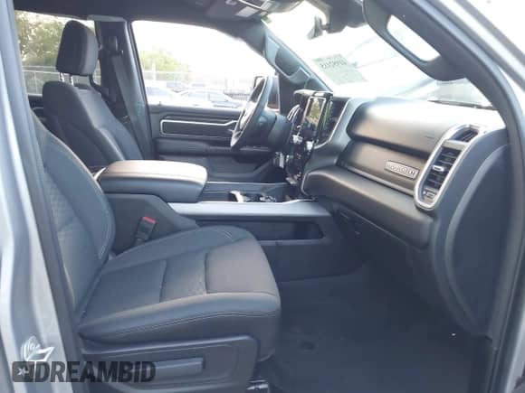 2025 Ram 1500 Big Horn z VIN 1C6RREFG9SN527515, wystawiony jako IAAI lot #41952115 z przebiegiem 8 009 mil mil oraz . Historia ofert i sprzedaży dostępna na DreamBid. Obrazek 5.