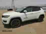 2018 Jeep Compass Latitude z VIN 3C4NJCBB2JT318340, wystawiony jako Copart lot #65468945 z przebiegiem 68 133 mil mil oraz Szkoda całkowita • Salvage title. Historia ofert i sprzedaży dostępna na DreamBid. Obrazek 1.