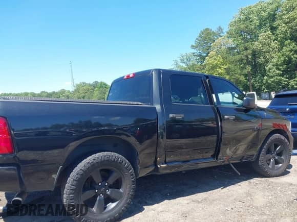 2018 Ram 1500 Express z VIN 1C6RR6KG5JS224520, wystawiony jako IAAI lot #42230272 z przebiegiem 140 748 mil mil oraz . Historia ofert i sprzedaży dostępna na DreamBid. Obrazek 6.
