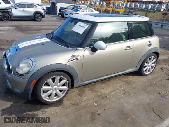 2009 MINI Hardtop S с VIN WMWMF73529TT99485, выставлен на аукционе IAAI как лот 43543003 с пробегом 101 131 миль миль и . История ставок и продаж доступна на DreamBid. Изображение 2.