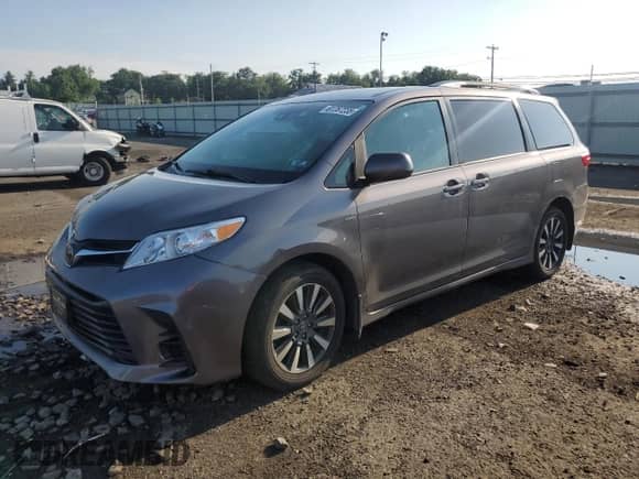 2018 Toyota Sienna LE z VIN 5TDJZ3DC3JS203625, wystawiony jako Copart lot #61287235 z przebiegiem 98 183 mil mil oraz Szkoda całkowita • Salvage title. Historia ofert i sprzedaży dostępna na DreamBid. Obrazek 1.
