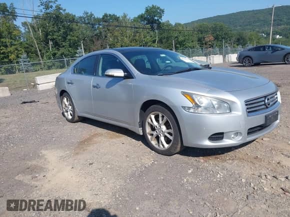 2014 Nissan Maxima SV z VIN 1N4AA5APXEC487987, wystawiony jako IAAI lot #42965512 z przebiegiem 224 110 mil mil oraz . Historia ofert i sprzedaży dostępna na DreamBid. Obrazek 1.