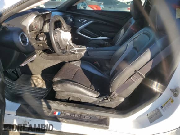 2017 Chevrolet Camaro 2LT z VIN 1G1FD1RX8H0164606, wystawiony jako Copart lot #43161985 z przebiegiem 55 203 mil mil oraz Szkoda całkowita • Salvage title. Historia ofert i sprzedaży dostępna na DreamBid. Obrazek 7.