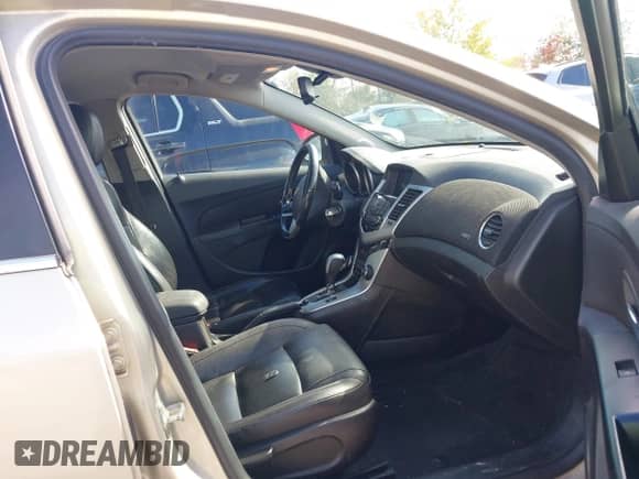 2013 Chevrolet Cruze 2LT z VIN 1G1PE5SB4D7143292, wystawiony jako IAAI lot #43454937 z przebiegiem 136 260 mil mil oraz . Historia ofert i sprzedaży dostępna na DreamBid. Obrazek 5.