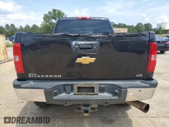 2013 Chevrolet Silverado 2500HD LTZ z VIN 1GC1KYE80DF166324, wystawiony jako Copart lot #56515545 z przebiegiem 584 289 mil mil oraz Szkoda całkowita • Salvage title. Historia ofert i sprzedaży dostępna na DreamBid. Obrazek 6.