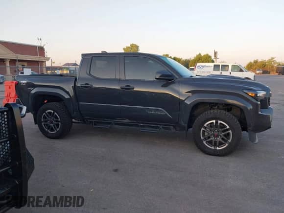 2024 Toyota Tacoma SR5 z VIN 3TMLB5JN8RM080821, wystawiony jako IAAI lot #43198796 z przebiegiem 13 169 mil mil oraz . Historia ofert i sprzedaży dostępna na DreamBid. Obrazek 13.