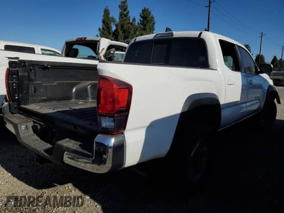 2023 Toyota Tacoma TRD Off Road z VIN 3TMCZ5ANXPM599586, wystawiony jako Copart lot #63530045 z przebiegiem Nie podano mil oraz Szkoda całkowita • Salvage title. Historia ofert i sprzedaży dostępna na DreamBid. Obrazek 3.