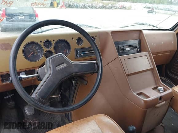 1988 Chevrolet Chevy Van z VIN 1GCEG25H4J7104141, wystawiony jako IAAI lot #43097646 z przebiegiem 10 988 mil mil oraz . Historia ofert i sprzedaży dostępna na DreamBid. Obrazek 16.