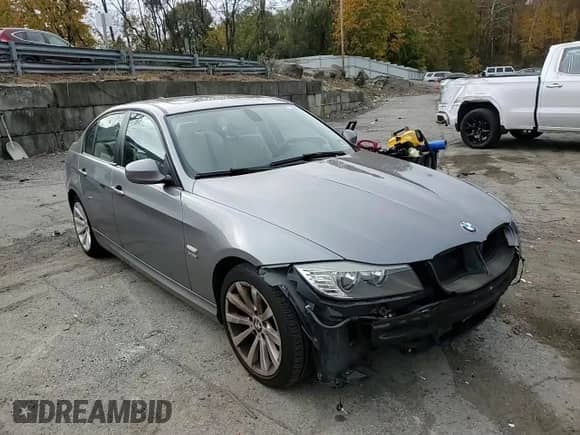 2011 BMW 3 Series 328i xDrive z VIN WBAPK5G54BNN25475, wystawiony jako Copart lot #90435055 z przebiegiem 97 946 mil mil oraz Szkoda całkowita • Salvage title. Historia ofert i sprzedaży dostępna na DreamBid. Obrazek 13.