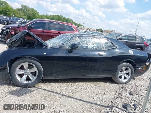 2015 Dodge Challenger SXT z VIN 2C3CDZAG0FH723745, wystawiony jako IAAI lot #39554771 z przebiegiem Nie podano mil oraz . Historia ofert i sprzedaży dostępna na DreamBid. Obrazek 13.
