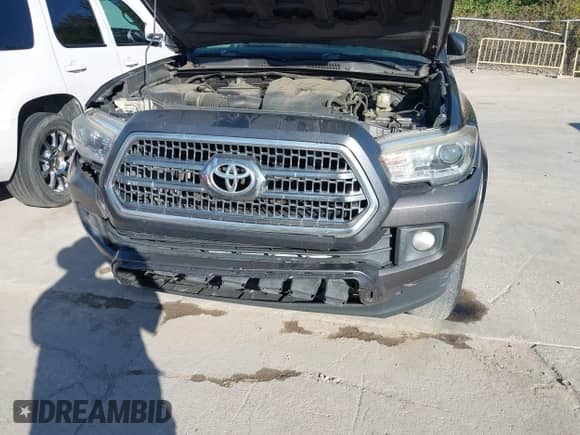 2017 Toyota Tacoma TRD Off Road z VIN 5TFAZ5CN9HX033838, wystawiony jako IAAI lot #43364641 z przebiegiem 196 091 mil mil oraz . Historia ofert i sprzedaży dostępna na DreamBid. Obrazek 6.