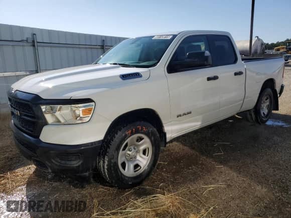 2020 Ram 1500 Tradesman z VIN 1C6SRECGXLN398157, wystawiony jako Copart lot #59112015 z przebiegiem 57 030 mil mil oraz Czysty tytuł • Clean title. Historia ofert i sprzedaży dostępna na DreamBid. Obrazek 1.