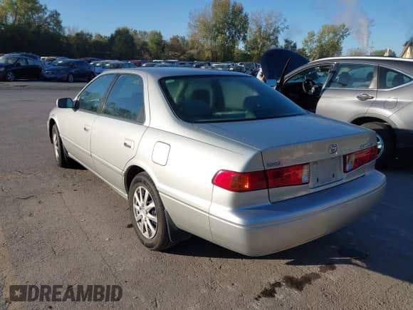 2000 Toyota Camry LE z VIN JT2BG22K5Y0456904, wystawiony jako IAAI lot #43519495 z przebiegiem 113 828 mil mil oraz . Historia ofert i sprzedaży dostępna na DreamBid. Obrazek 3.