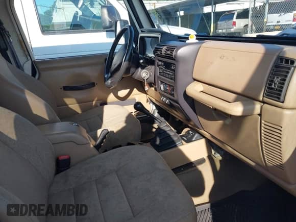 2002 Jeep Wrangler X z VIN 1J4FA39S32P776088, wystawiony jako IAAI lot #43183058 z przebiegiem 80 642 mil mil oraz . Historia ofert i sprzedaży dostępna na DreamBid. Obrazek 5.