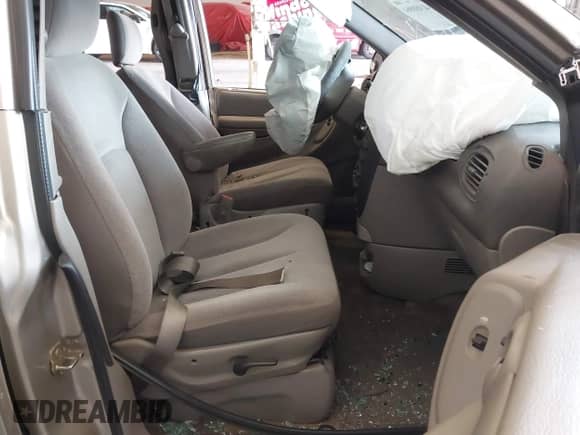 2003 Dodge Caravan Sport with VIN 2D4GP44L53R131671, listed as a IAAI auction lot 42488964 with Not provided miles and . Bid and sale history available at DreamBid. Image 5.