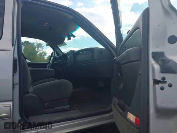 2005 Chevrolet Silverado 1500 LS z VIN 2GCEC19V751152385, wystawiony jako IAAI lot #43360918 z przebiegiem 158 152 mil mil oraz . Historia ofert i sprzedaży dostępna na DreamBid. Obrazek 18.