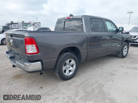 2023 Ram 1500 Big Horn z VIN 1C6RREFG1PN600402, wystawiony jako IAAI lot #42330853 z przebiegiem 52 379 mil mil oraz . Historia ofert i sprzedaży dostępna na DreamBid. Obrazek 4.