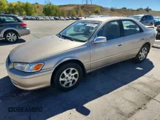2000 Toyota Camry LE z VIN JT2BF28K0Y0252523, wystawiony jako Copart lot #84792385 z przebiegiem 100 249 mil mil oraz Szkoda całkowita • Salvage title. Historia ofert i sprzedaży dostępna na DreamBid. Obrazek 1.