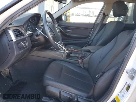 2016 BMW 3 Series 320i xDrive с VIN WBA8A3C55GK551478, выставлен на аукционе Copart как лот 85953825 с пробегом 28 082 миль миль и Списание • Salvage title. История ставок и продаж доступна на DreamBid. Изображение 7.